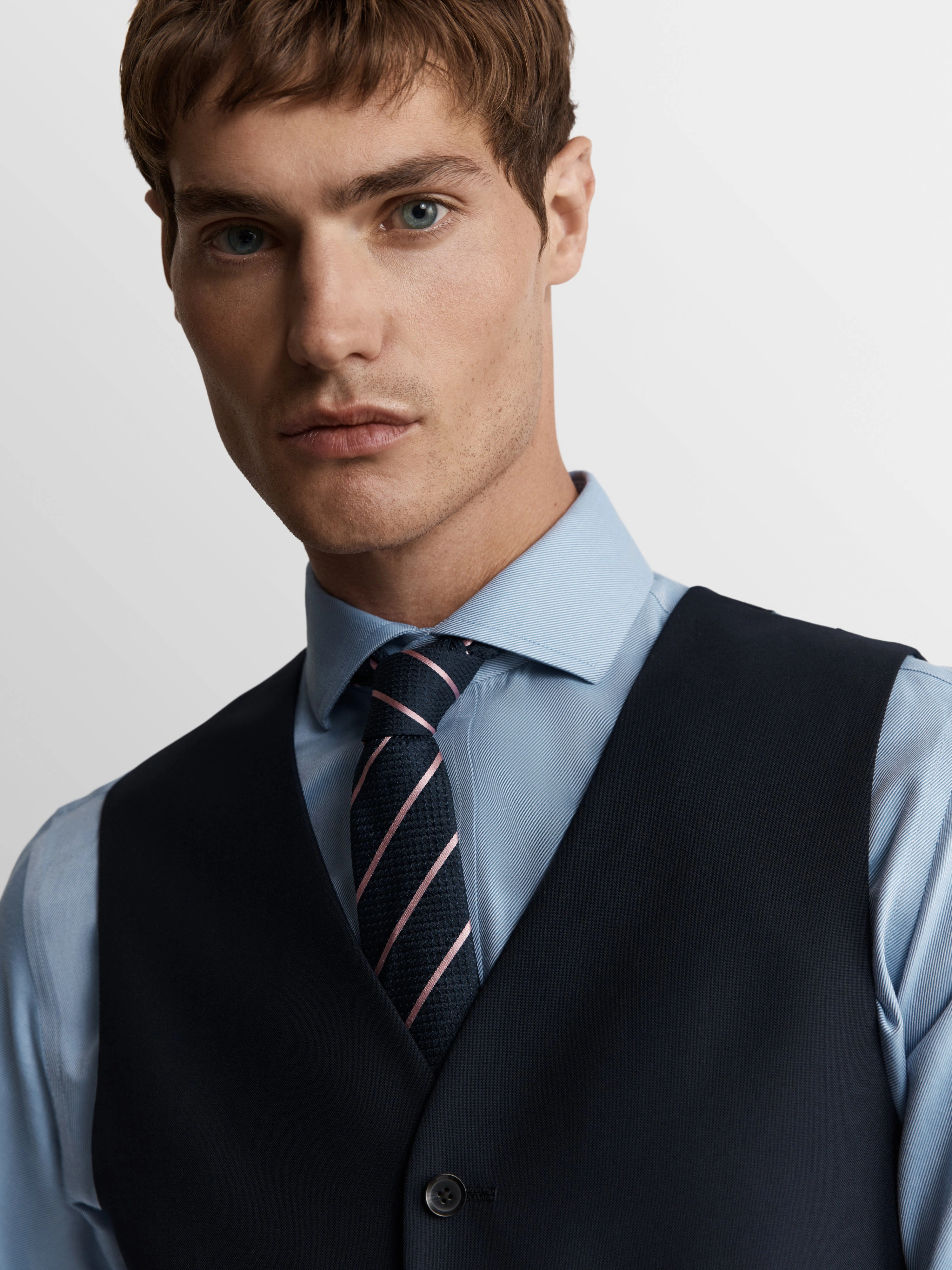 Élégant Gilet Aldgate Laine Italienne: Luxe et Coupe Slim, Un Chic Intemporel Pour Homme.