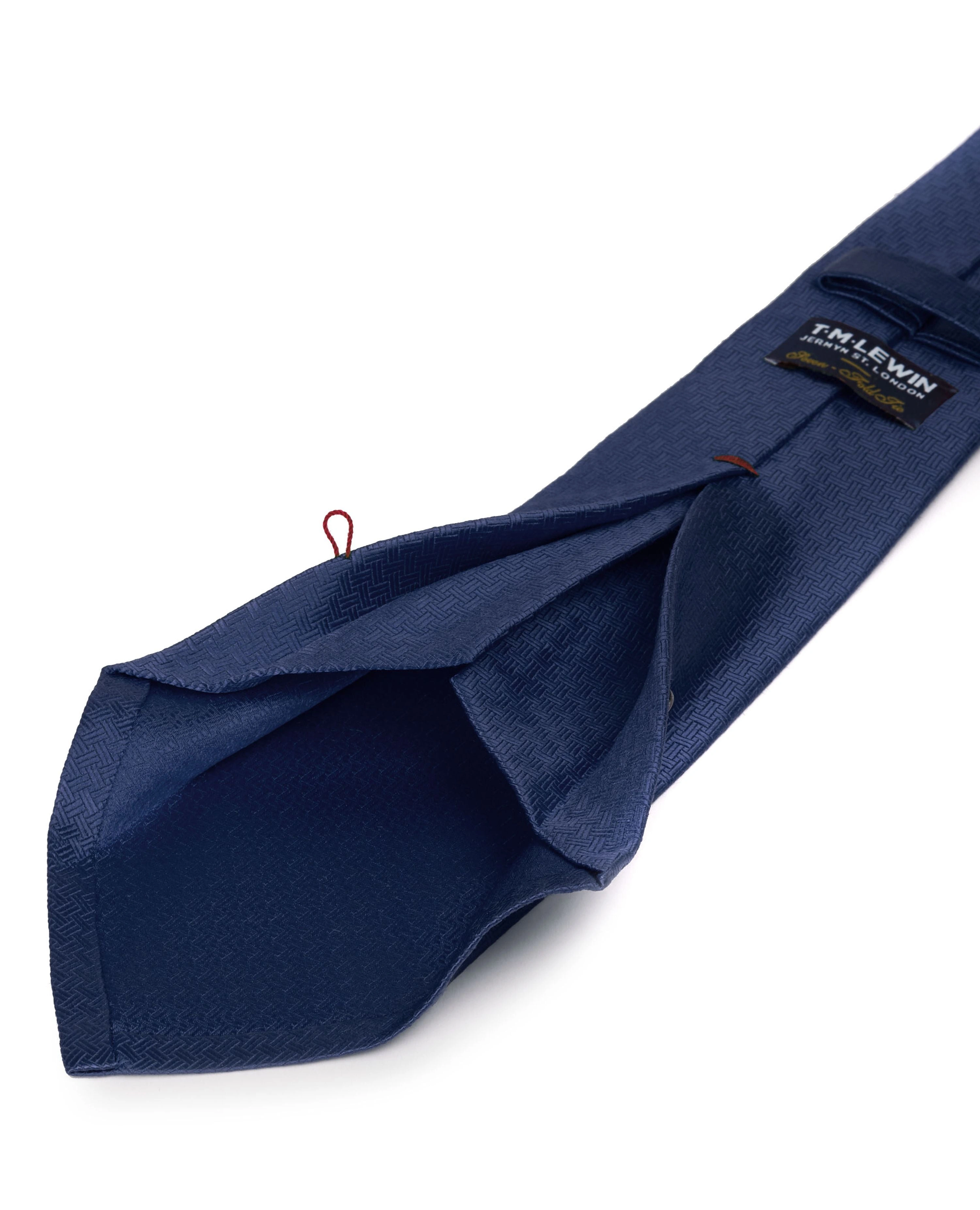 Cravate en soie marine large sept plis: Élégance intemporelle pour l'homme moderne.