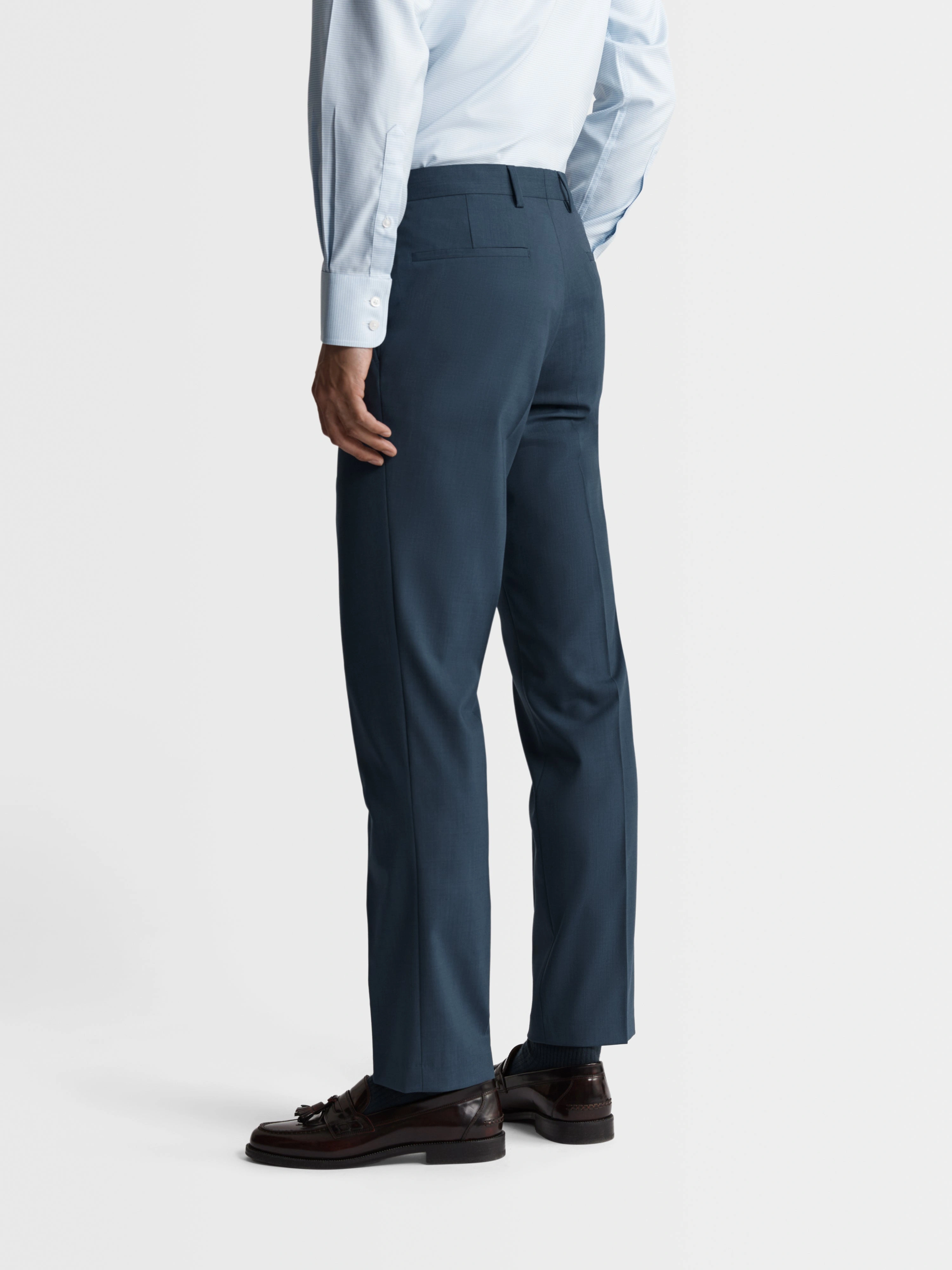 Adam, l'élégance discrète: Pantalon de costume en laine mélangée, coupe slim, un classique revisité.